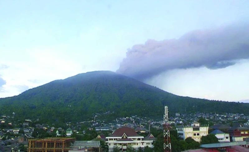 Indonesia closes island airport after volcano erupts