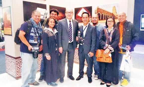 Filipino wins in photo expo