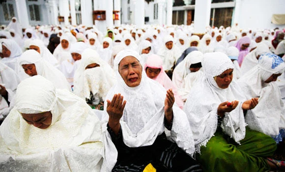Prayers and tears as Asia mourns tsunami dead 10 years on