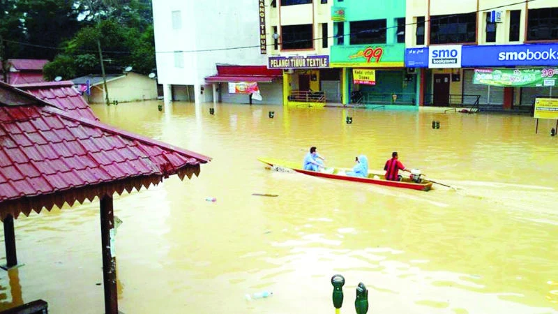 PM under fire as 118,000 flee worst Malaysia floods in decades