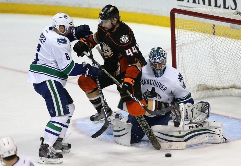 Ducks beat Canucks to stretch Pacific lead