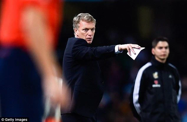 Moyes stays unbeaten, Villarreal triumphs with 9 men