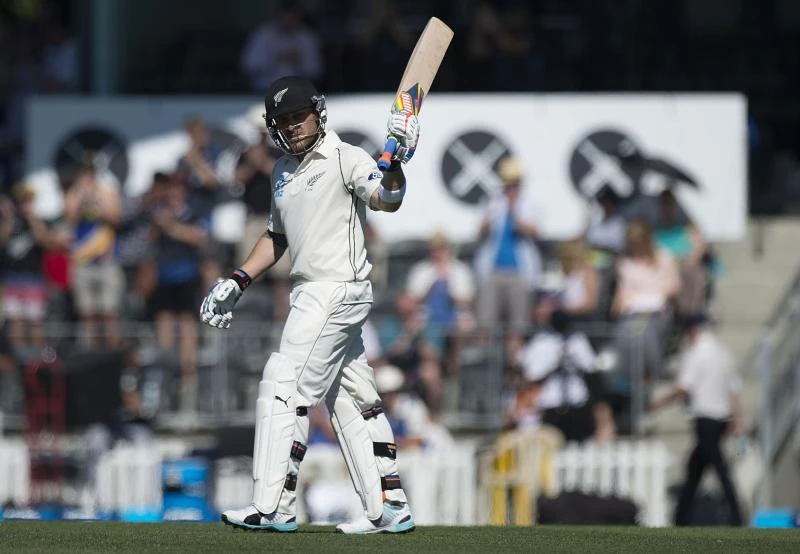 New Zealand's McCullum blasts Sri Lanka in cricket test
