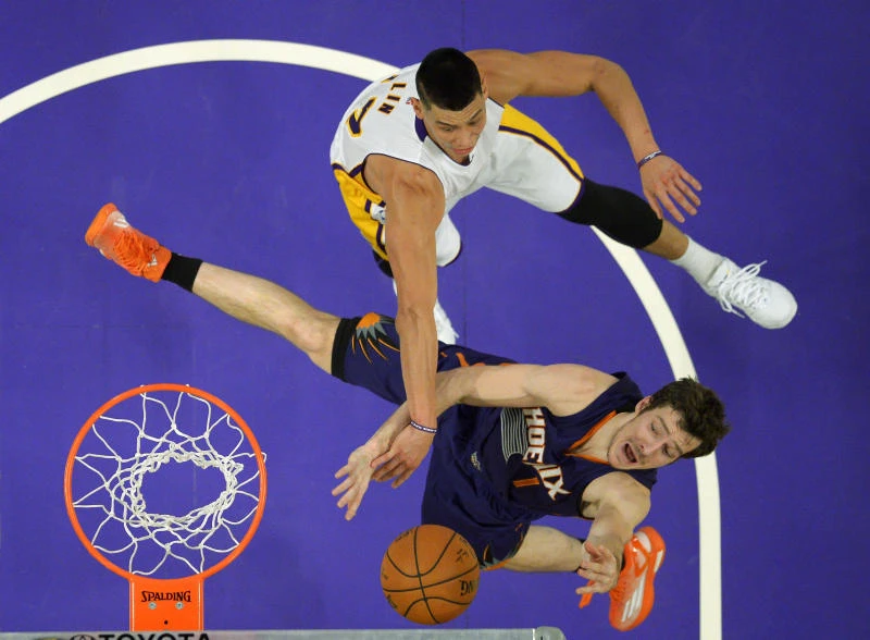 Suns hold off Lakers for 6th straight win