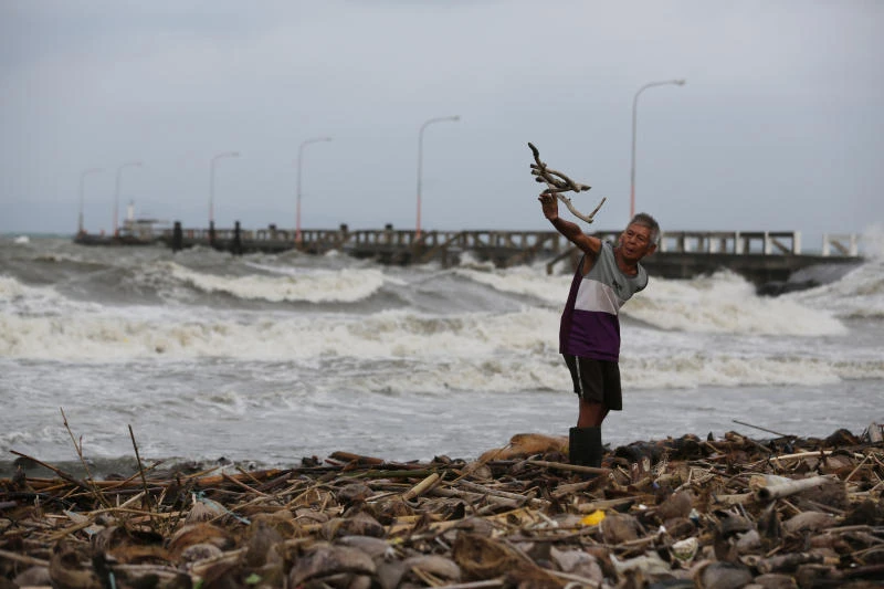 Powerful typhoon slams into eastern Philippines