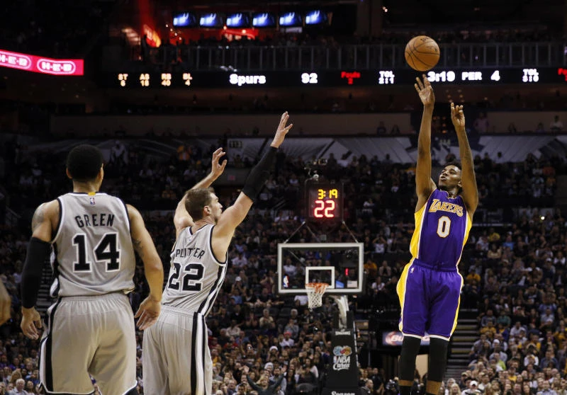 Kobe, Lakers beat Spurs in OT on Young’s 3