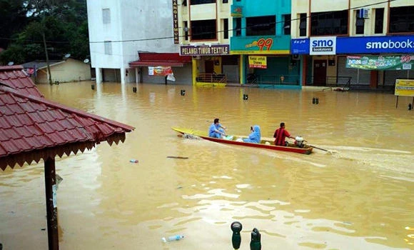 Malaysia PM cuts short holiday to deal with floods