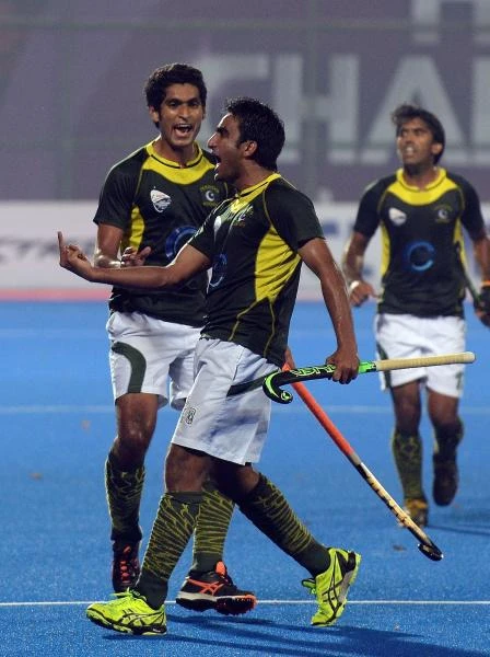 Two Pakistan players suspended for obscene gestures; India threatens to severe all ties with PHF