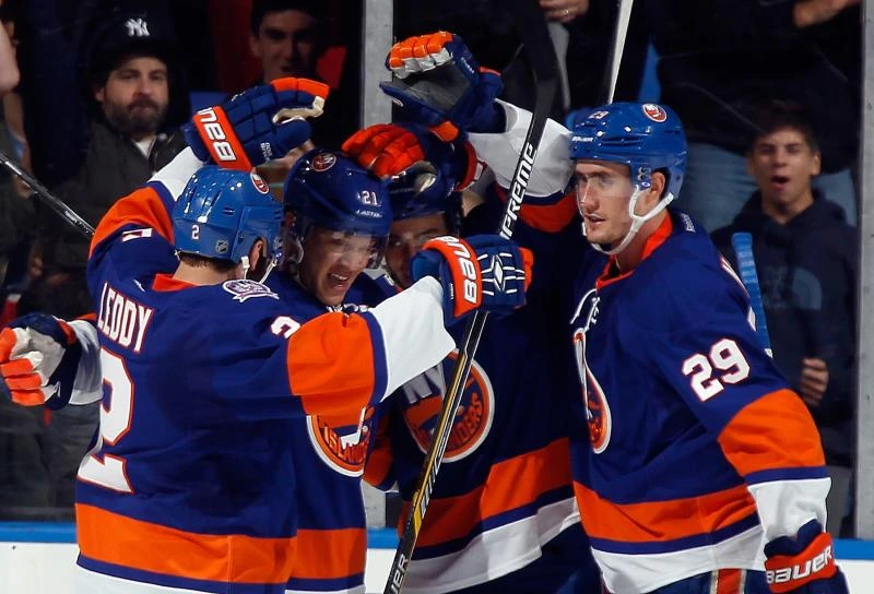Isles strike late, snap Blackhawks’ winning streak