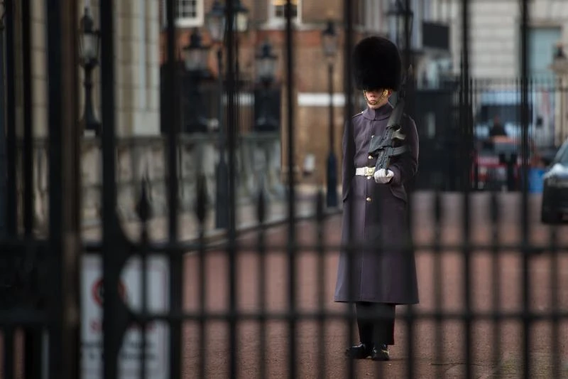 Security beefed up at London royal guard posts