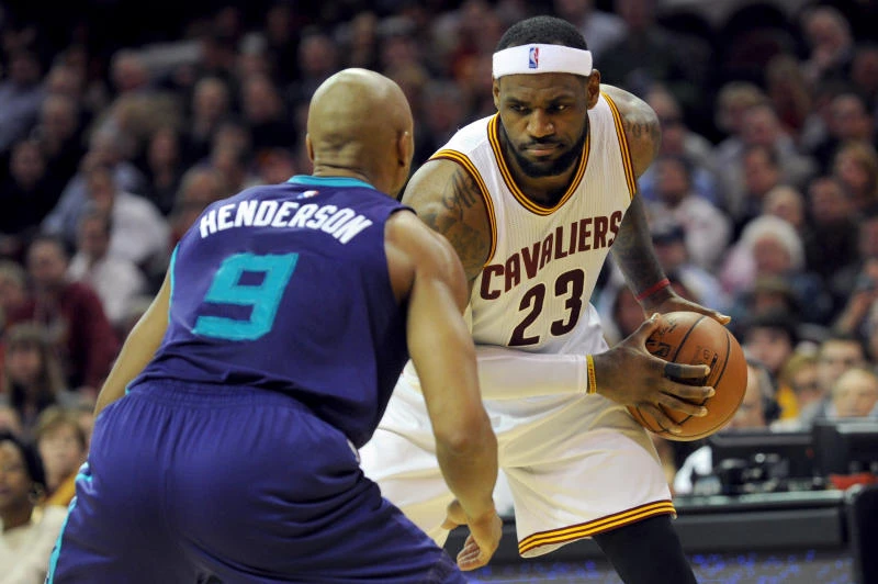 James, Love power Cavs past Hornets