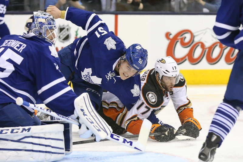 Maple Leafs surge late to beat Ducks 6-2