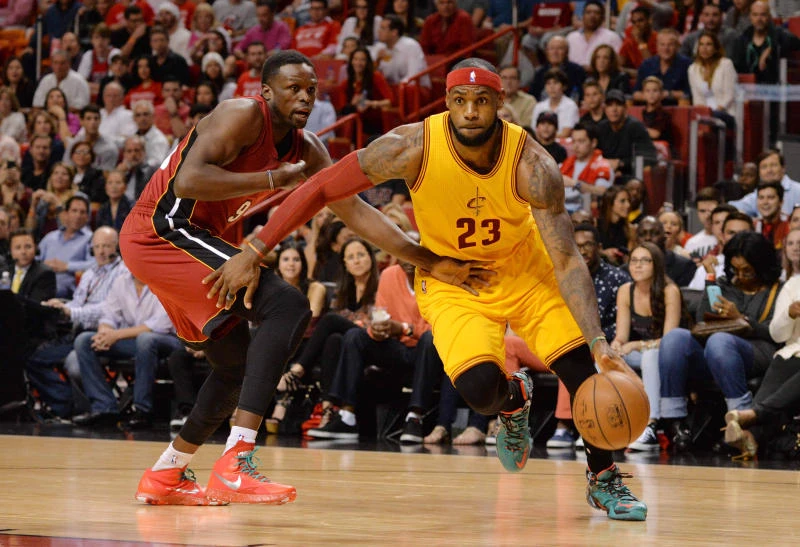James falls short in Miami return as Heat dazzles