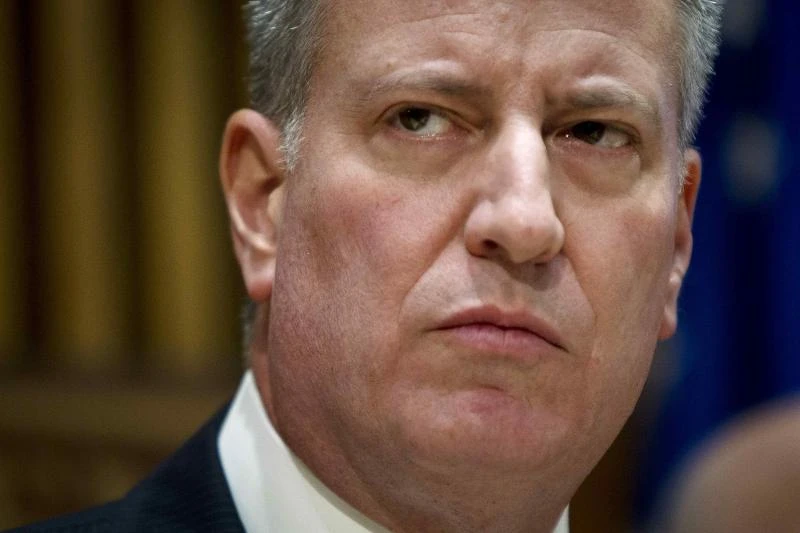 Police outside cop funeral turn backs on NY mayor