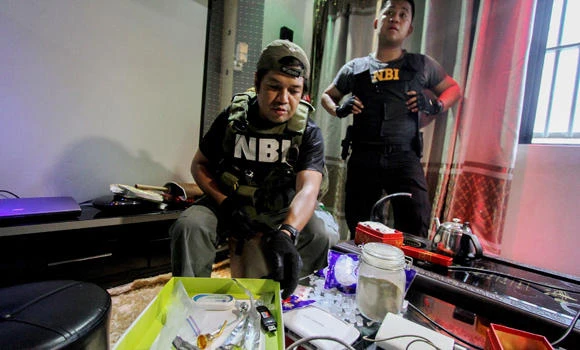Philippine convicts turn in arsenal in jail crackdown