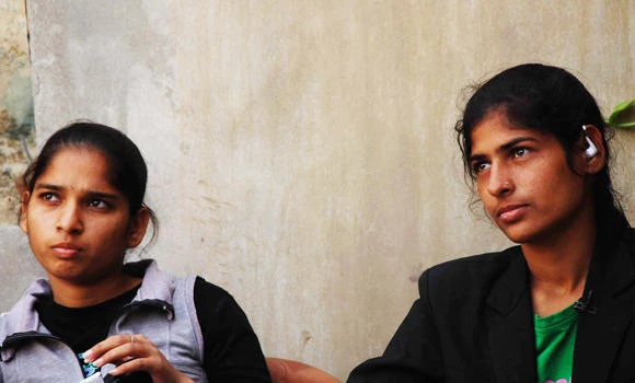 Indian sisters applauded for beating up molesters on a bus