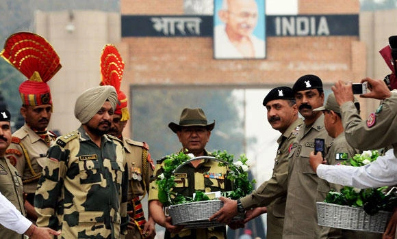 Pakistan, India swap lists of nuclear facilities, prisoners