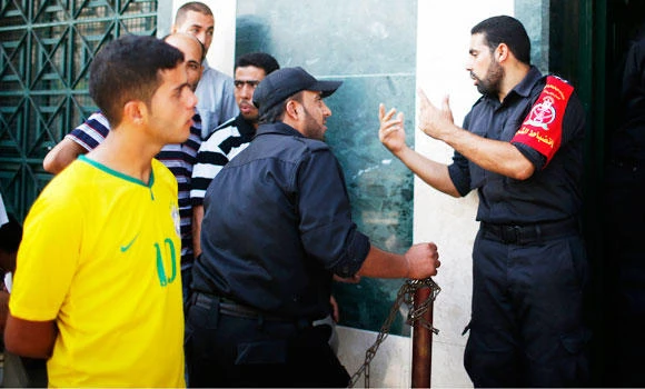 Hamas workers in pay protest at unity govt HQ