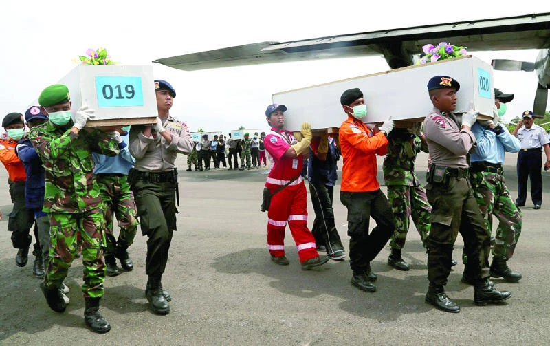 Four large parts of crashed AirAsia jet found on sea floor