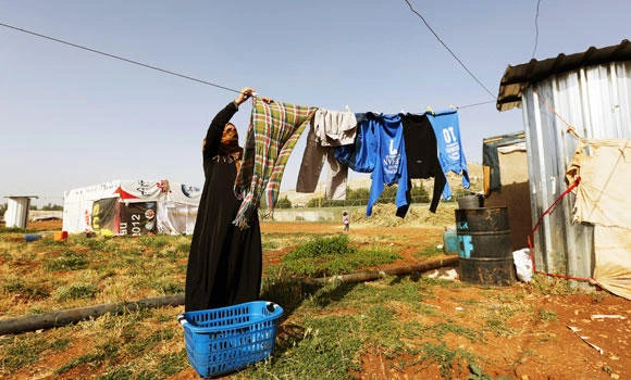 Lebanon imposes visas on Syrians for first time