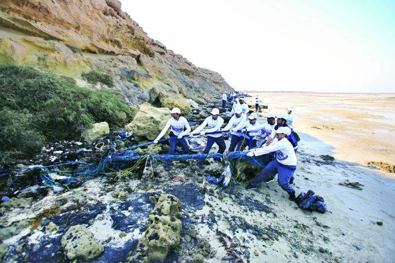 Volunteers hold beach clean-up in Jubail