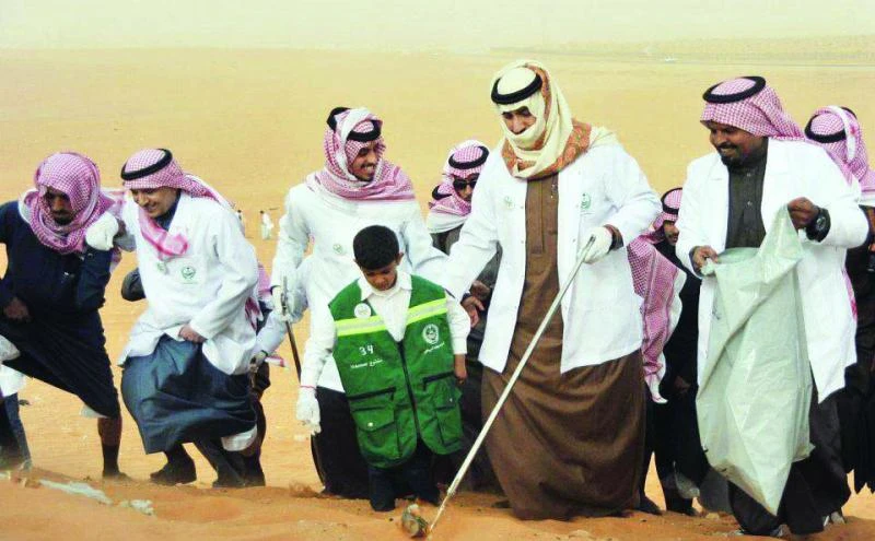 Prince Turki lends a hand in cleaning the environment