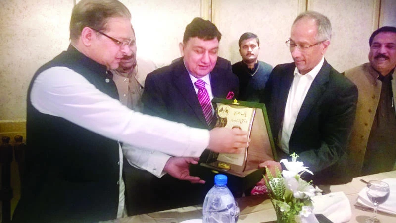 Pak community honors social worker