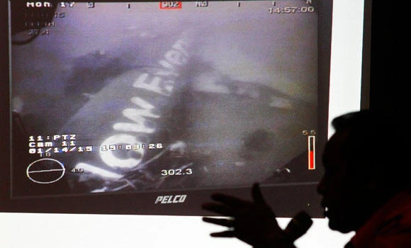 Rough seas prevent divers from reaching AirAsia jet’s main body