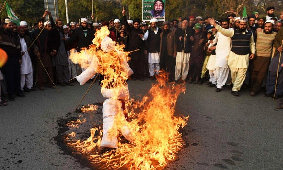 Protesters burn French flags, urge Islamabad to sever ties with Paris