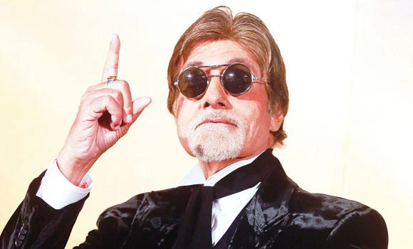 Amitabh Bachchan hurts his finger