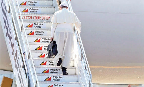 Pope Francis leaves Manila