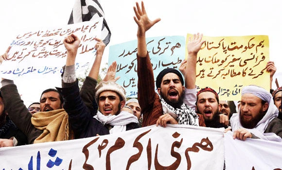 Thousands protest against Charlie Hebdo in Pakistan