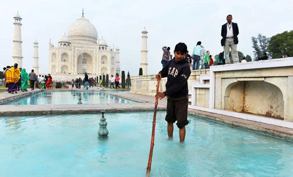 India clears cows, dogs and dust for Obama Taj Mahal trip