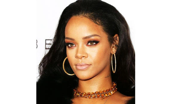 Rihanna goes for acoustic sound with McCartney