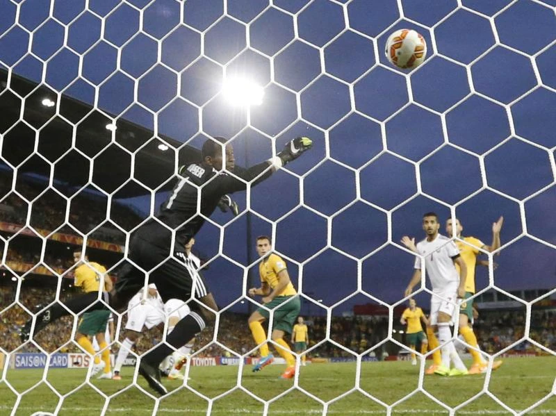 Australia uses fast start to beat UAE, enter final
