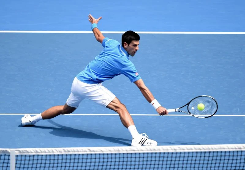 Top seeds, former champions march on in Melbourne