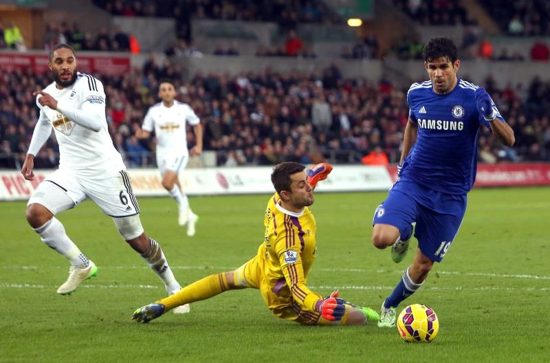 Five-star Chelsea shines; subs save Man United