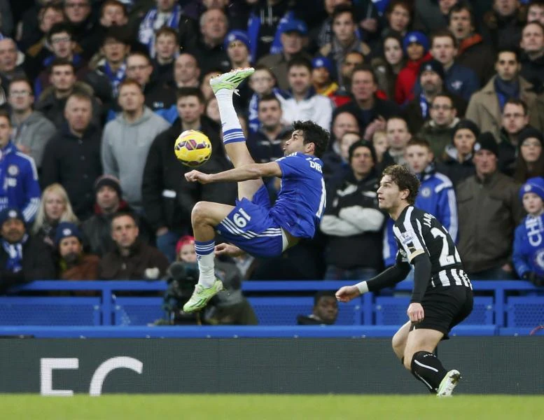 Chelsea reclaims summit as City stumbles
