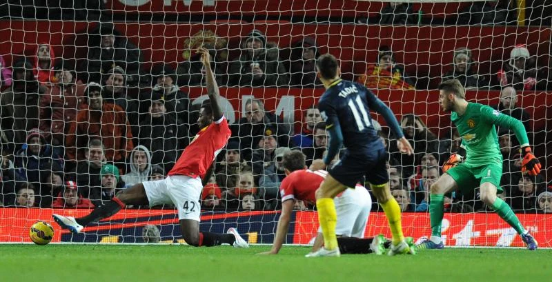 Saints stuns United; Arsenal cruises