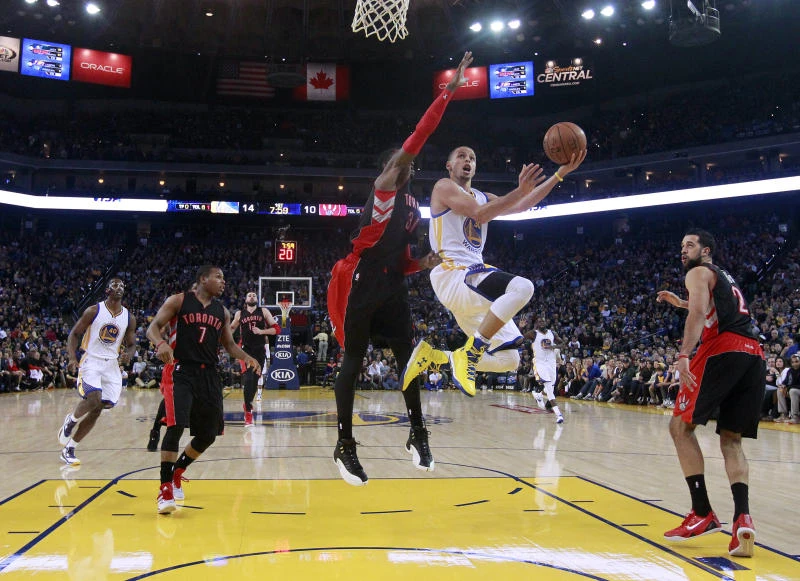 Curry scores 32 as Warriors top Raptors