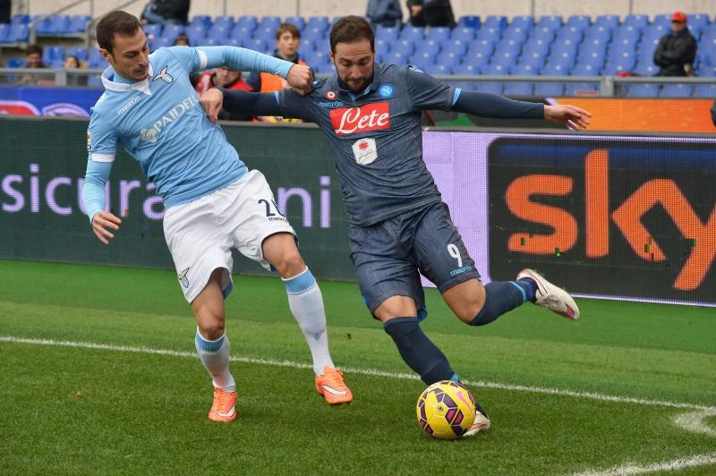 Higuain sends Napoli third and punishes Lazio again