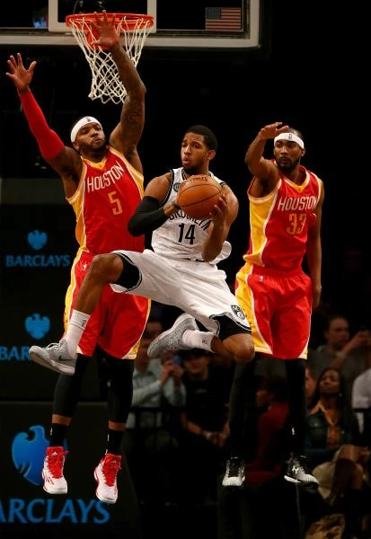 Rockets rout Nets after Howard-Garnett scuffle