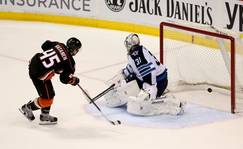 Ducks rally to edge Jets in shootout