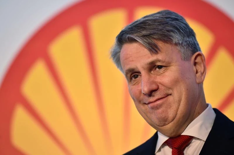Shell cuts spending as sliding oil prices hit profits