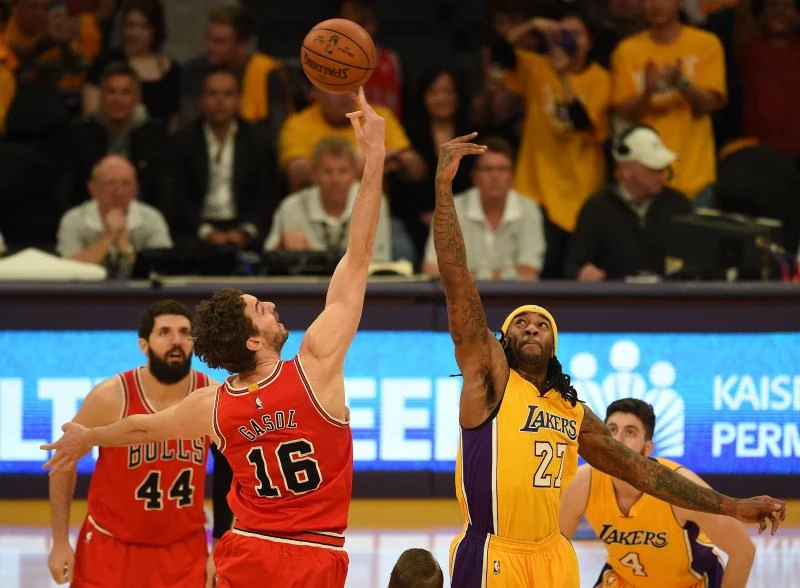Lakers stop 9-game skid, edge Bulls in double OT