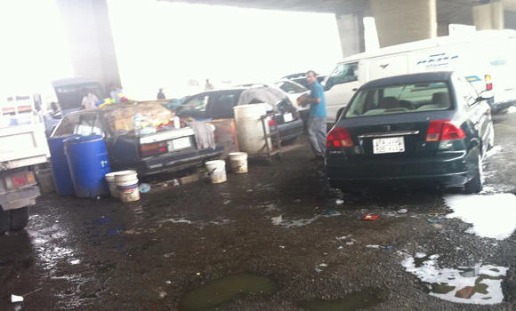 Jeddah car cleaners defy orders of the municipality
