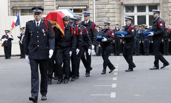 Hollande vows France ‘will never yield’ as attack victims buried