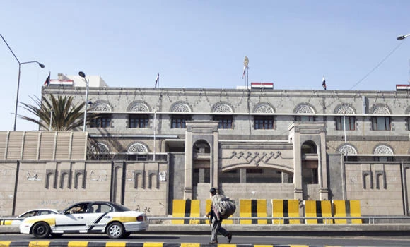 Gunmen seize Yemen president’s chief of staff: official