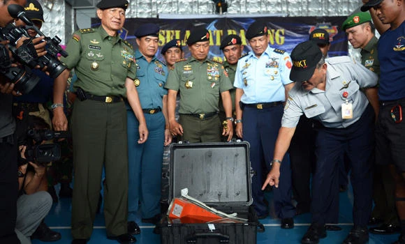 Divers retrieve crashed AirAsia jet’s flight data recorder