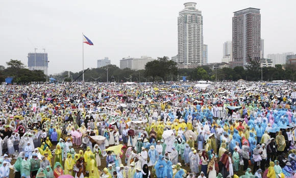 Record 6 million turn out for pope’s final day in Manila